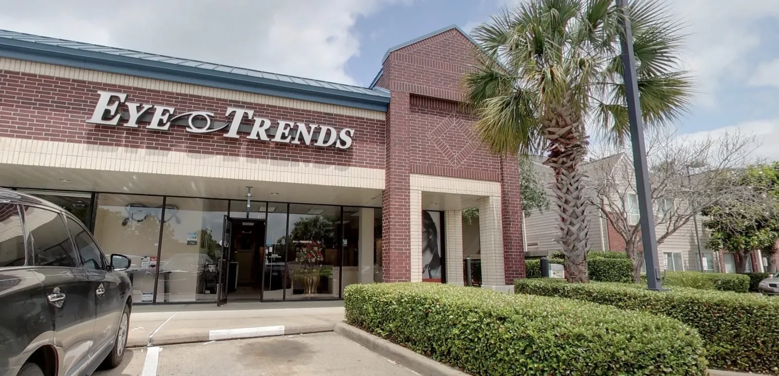 The Eye Trends front desk in Clear Lake, where the team verifies your plan before your visit